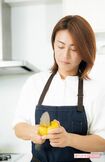 包丁使いもお手のもの。慣れた手つきでサクサクと野菜を切っていく　撮影／矢島泰輔