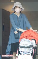 周囲を警戒しながら、引っ越したばかりのマンションから出てきた熊田曜子