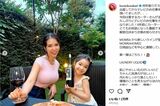 子どもの隣でお酒のようなものを手にしている紅蘭（本人のインスタグラムより）	