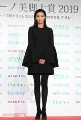 美脚大賞を受賞した榮倉奈々（2019年）