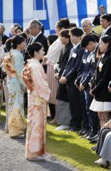 園遊会では愛子さま、佳子さまとも振り袖姿で招待客と懇談した（2024年10月30日）