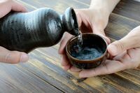 「とっくりの注ぎ口問題」だけじゃない 世間を悩ます『謎マナー』が存在する理由