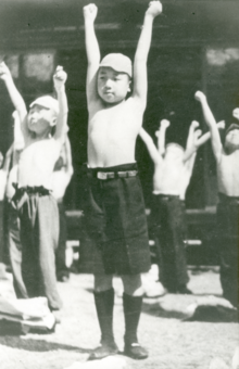 '44年、疎開先の田母沢御用邸で体操をされる学習院初等科時代の上皇さま。同地には1年4か月滞在