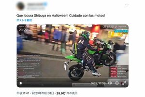 10月31日の渋谷ハロウィンに起きた、バイクの追突事故をおさめた動画。突然ウイリー走行に(SNSより)