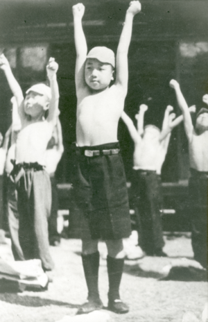 '44年、疎開先の田母沢御用邸で体操をされる学習院初等科時代の上皇さま。同地には1年4か月滞在