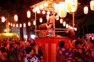 盆踊りも仏教に由来するもので、お盆の時期に帰ってくるとされている先祖を供養するための踊り　※画像はイメージです