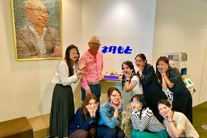 PR会社『ネタもと』の社内で撮られた1枚。中央にいる男性が社長（SNSより）