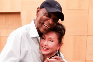 憧れのシンガーとハグするクリスタル・ケイの母・シンシア