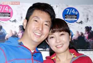 映画のイベントに2人で出席する丸岡いずみ・有村昆夫妻