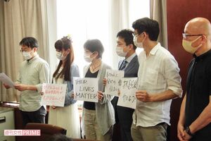 一般社団法人『つくろい東京ファンド』の稲葉剛さんや小林美穂子さん、谷川先生らとともに、利用者への謝罪と再発防止策などを訴える抗議文を新宿区役所に提出（筆者撮影）