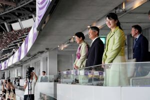 会場の貴賓室に到着された天皇ご一家