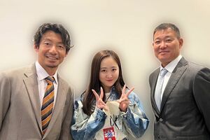 元阪神・鳥谷敬選手と福留考介選手とのスリーショット(本田望結公式Xより)