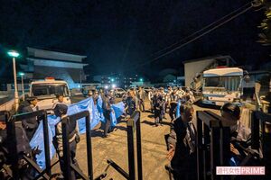 《京都小6男児遺体遺棄事件》安達結希さん死体遺棄容疑で逮捕された義父・優季容疑者を乗せた車が南丹署に到着の様子（16日午前1時過ぎ）