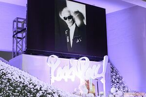 照明の変化に合わせられるようにと、バラや菊、マーガレットなど約1万5000本の花々で彩られ、まるでステージのよう　撮影／高梨俊浩