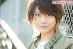 佐藤流司　撮影／伊藤和幸　スタイリスト／浜元理恵　衣装協力／elements,H(トップス2点)