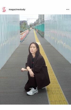 濃いめのメイクでオトナな表情を見せた石川佳純（『STUDY』公式インスタグラムより）