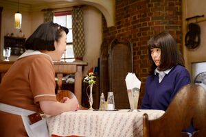 なぜか合否の鍵を握る高子(佐藤仁美)。みね子(有村架純)の女性としての評価はいかに!? (c)NHK