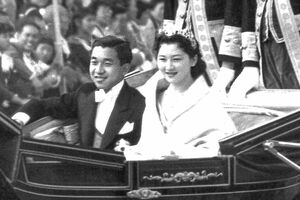 前の晩の雨も上がり、盛大なご結婚パレードをテレビ各局が中継した。美智子さまがお召しになったローブ・デコルテも話題に