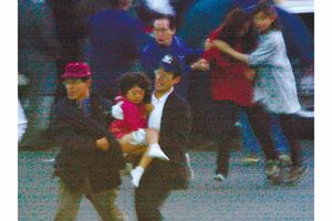 西鉄バスジャック事件　新聞協会賞を受賞した共同通信の関根孝則カメラマンの「夜明けの救出」＝2000（平成12）年5月4日、広島県東広島市　「ザ・クロニクル　戦後日本の70年」第12巻使用画像（P45）