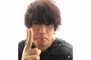 新谷嘉朗容疑者は動画で奇妙なポーズを（SNSより）