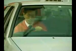 過去に放送されていたビッグモーターのCM。従業員が顧客の車の運転席に座り、ワイパーを動かしながらハンドルを乱暴に操作（ツイッターより）