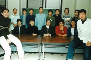 東大教授時代、ゼミ生とともに。ゼミ生に研究テーマを与え、その成果を出版するのが蒲島ゼミの伝統となった