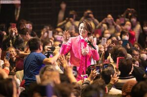 太陽に向かうひまわりのごとく、誰もがきよしたちに熱視線。　　撮影／廣瀬靖士