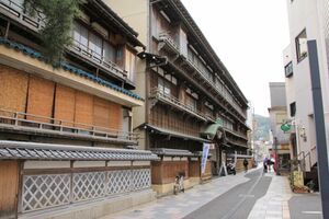 昭和の薫り漂う静岡県伊東市の東海館に面した通り。東海館は漫画『テルマエ・ロマエ』にも登場している