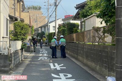 千葉市若葉区の殺害現場は狭い裏道で、捜査をする警察官の姿も(2025年5月13日撮影)