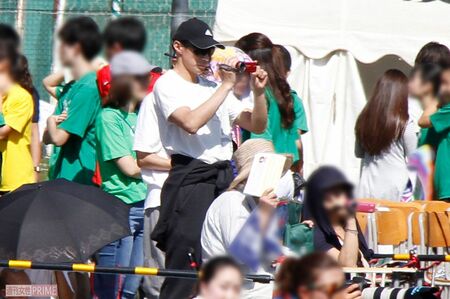 休憩からグラウンドに戻ると、ビデオカメラを回す東山紀之パパ（'18年10月）