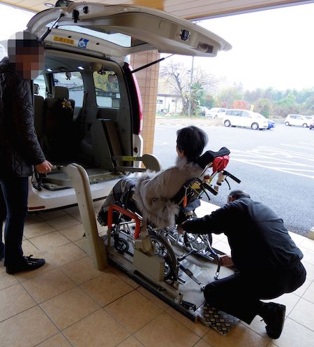 電動車イス対応の車で病院へ。敏郎さんは慣れた手つきで固定フックを装着する
