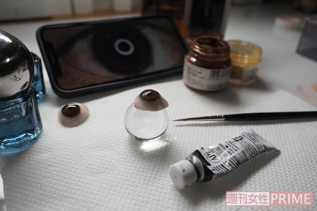 作成のようす。依頼者の瞳の画像を見て確認しながら、数日かけて作り上げる