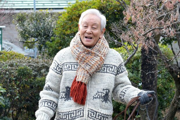 ダンディー伊達のセーターに注目!　(c)TBS