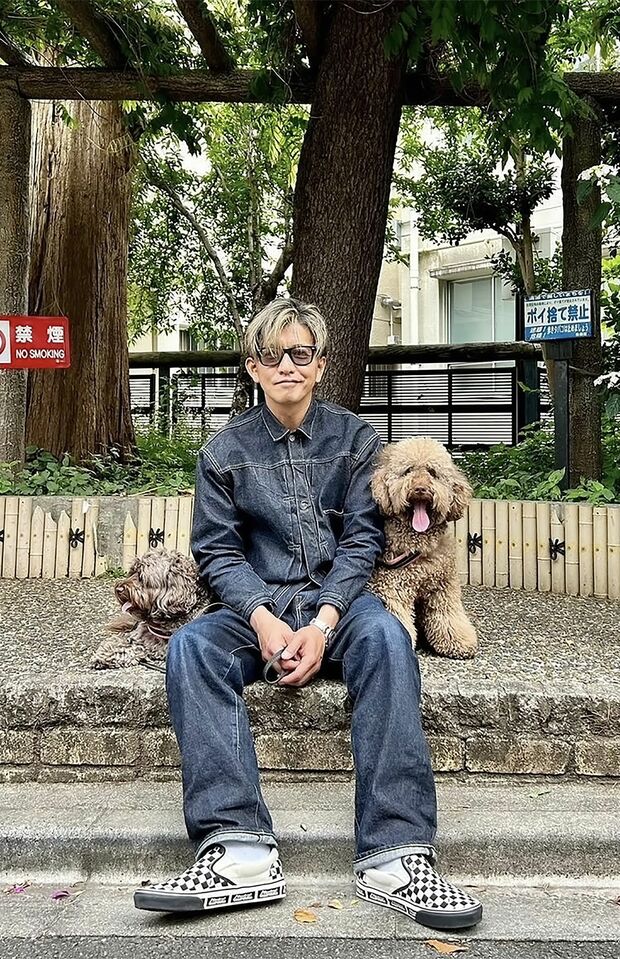 「長年愛されているデニムオンデニムを絶妙な濃淡で自分流にアレンジ。50代の木村さんの魅力が全開です」(高はしさん)木村拓哉公式インスタグラムより