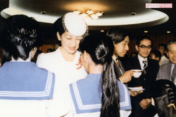 豆記者交歓会の20周年を記念する会に出席された両陛下（'82年ごろ）