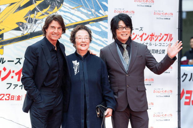 東京都庁の都民広場で行われたレッドカーペットイベントでのツーショット