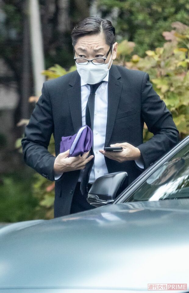 寛永寺の駐車場到着した香川照之