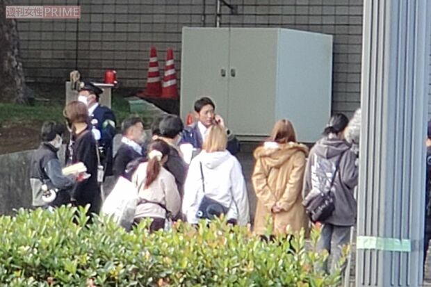 警視庁前でドラマの撮影中の小泉孝太郎(4/5)