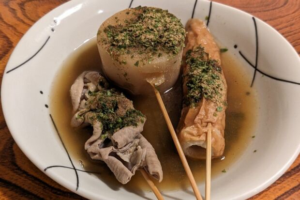 駄菓子屋で子どもが食べる際、会計がわかりやすいよう串に刺したという静岡おでん