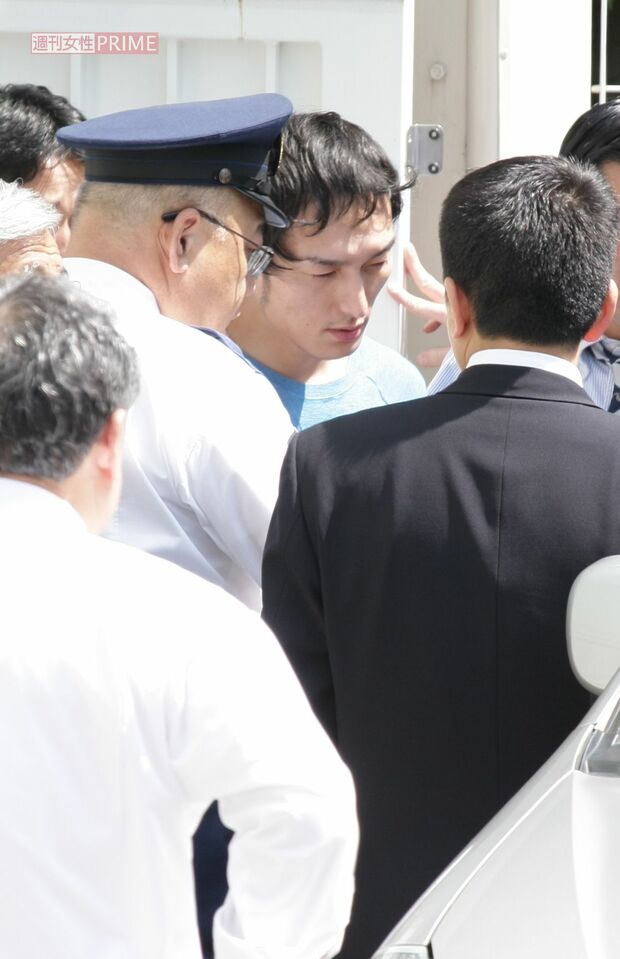 2009年4月、公然わいせつ罪で逮捕、送検される草なぎ剛は憔悴の表情