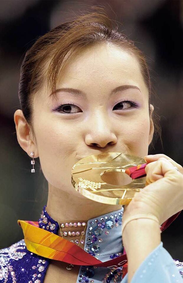 2006年トリノ・荒川静香（フィギュアスケート）閉幕まであと3日、日本代表はメダルに手が届いていなかった。そんな状況で荒川が見せたフリーの演技はまさに圧巻。『トゥーランドット』の『誰も寝てはならぬ』が響く中で世界中が息をのんだ難度の高い演技。直接点数になるわけではない“イナバウアー”の完璧なまでの美しさ。圧倒的な存在感で逆転の金メダルに輝いた。エキシビションでも華麗なイナバウアーを披露　写真/アフロ