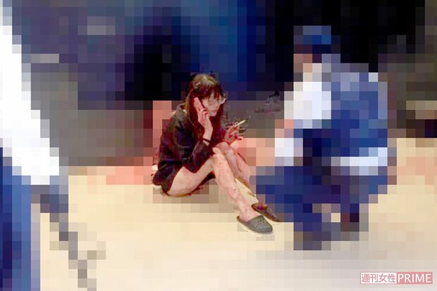 事件直後にエントランスで撮影されたとする写真。撮影者に取材を申し込んだが返答はなかった。容疑者のスマホも素足も血まみれ（※モザイク処理は編集部でしています）
