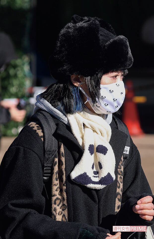 マフラーだけでなくパンダ柄のマスクを着用。コロナ感染防止対策もパンダ愛をアピール