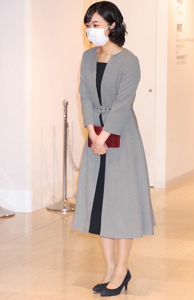 2月16日『第54回現代女流書100人展』に出席された佳子さま。黒ワンピースに、シックなハウンドトゥースのピンチェックのコートドレスを重ねて