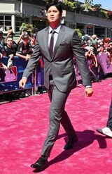 7月開催のオールスターではスーツ姿でレッドカーペットを歩いた大谷翔平　写真/共同通信社