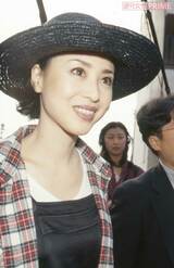 長女沙也加の運動会に参加後、取材陣に囲まれる松田聖子（1997年10月）