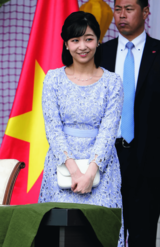 白いパイピングの華やかな花レース。淡い色なので佳子さまらしい爽やかな印象に。ベトナムフェスティバル'23（6月3日）写真／JMPA