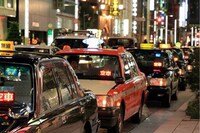 車内飲食でタクシー運転手と口論になった“迷惑ラウンジ嬢”が話題、協会関係者は「一言ドライバーに断りを…