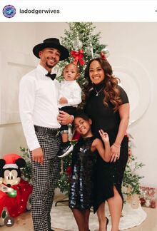 ムーキー・ベッツ選手がクリスマスに撮影した家族との写真（ドジャース夫人会のインスタグラムより）