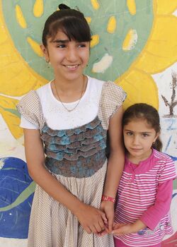 写真左のローリンちゃん（15歳）は、白血病でひん死だったが、支援を受けて一命をとりとめる。現在、イラクで治療中。